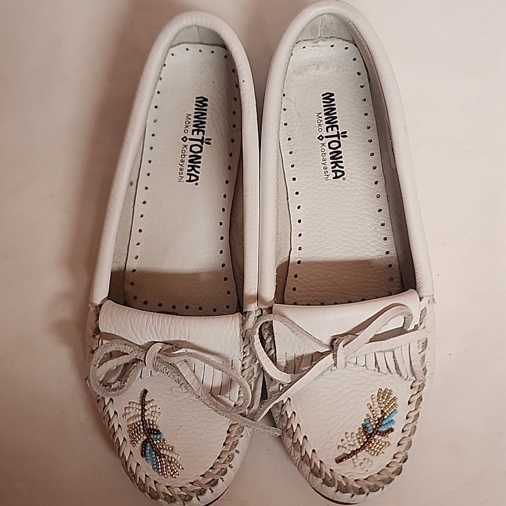 Minnetonka Womens White Slip-On Moccasins with Beautiful Beaded Design Sz 9 - Picture 2 of 9